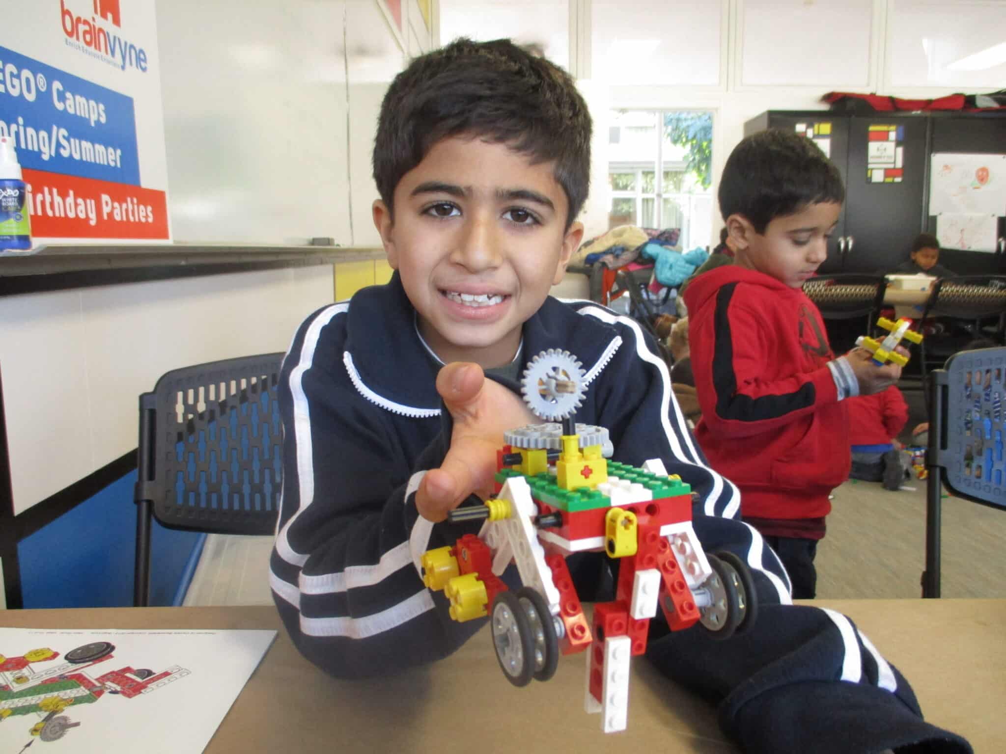 kids at brainvyne building lego robot