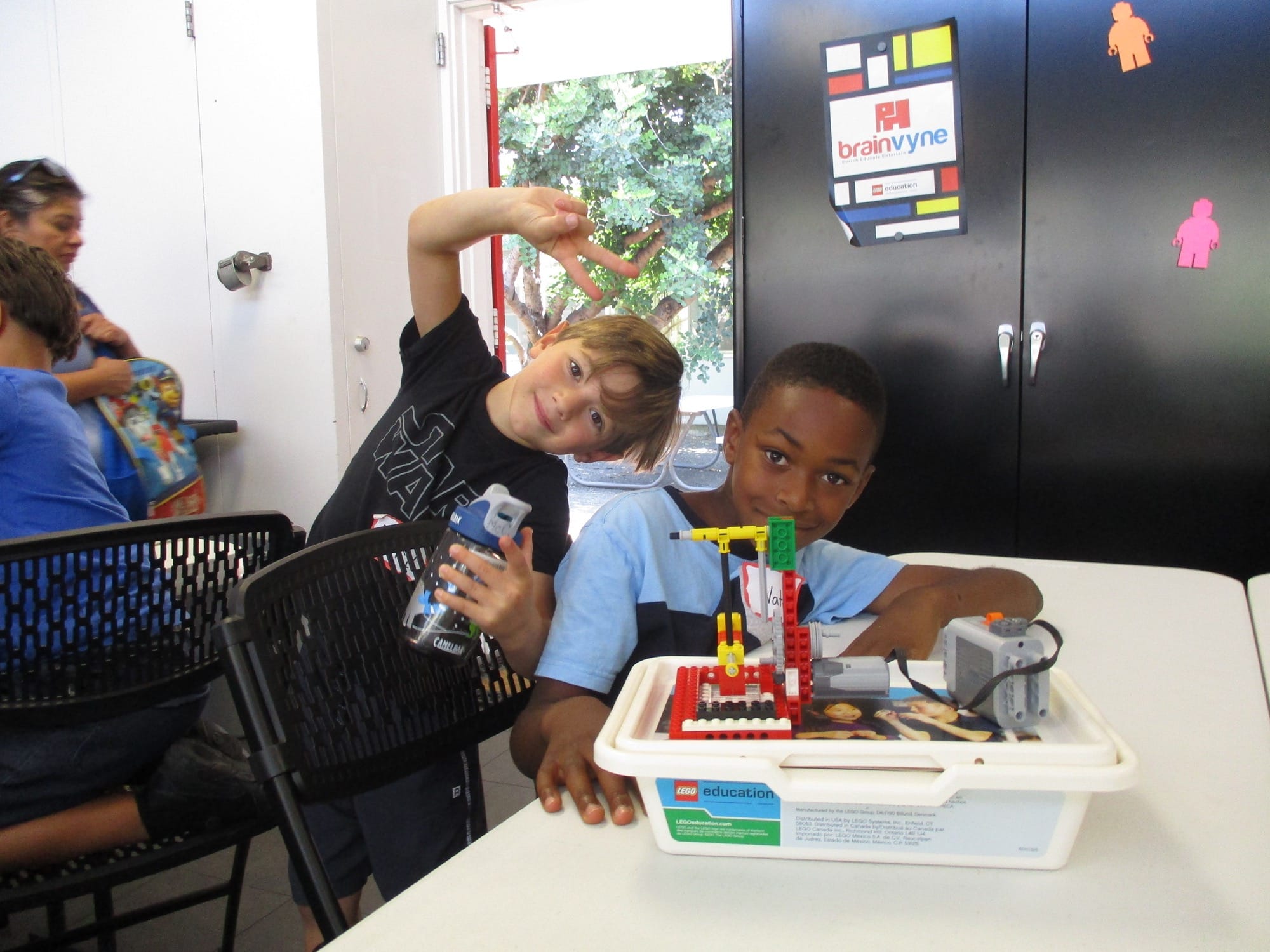 kids at brainvyne building lego robot