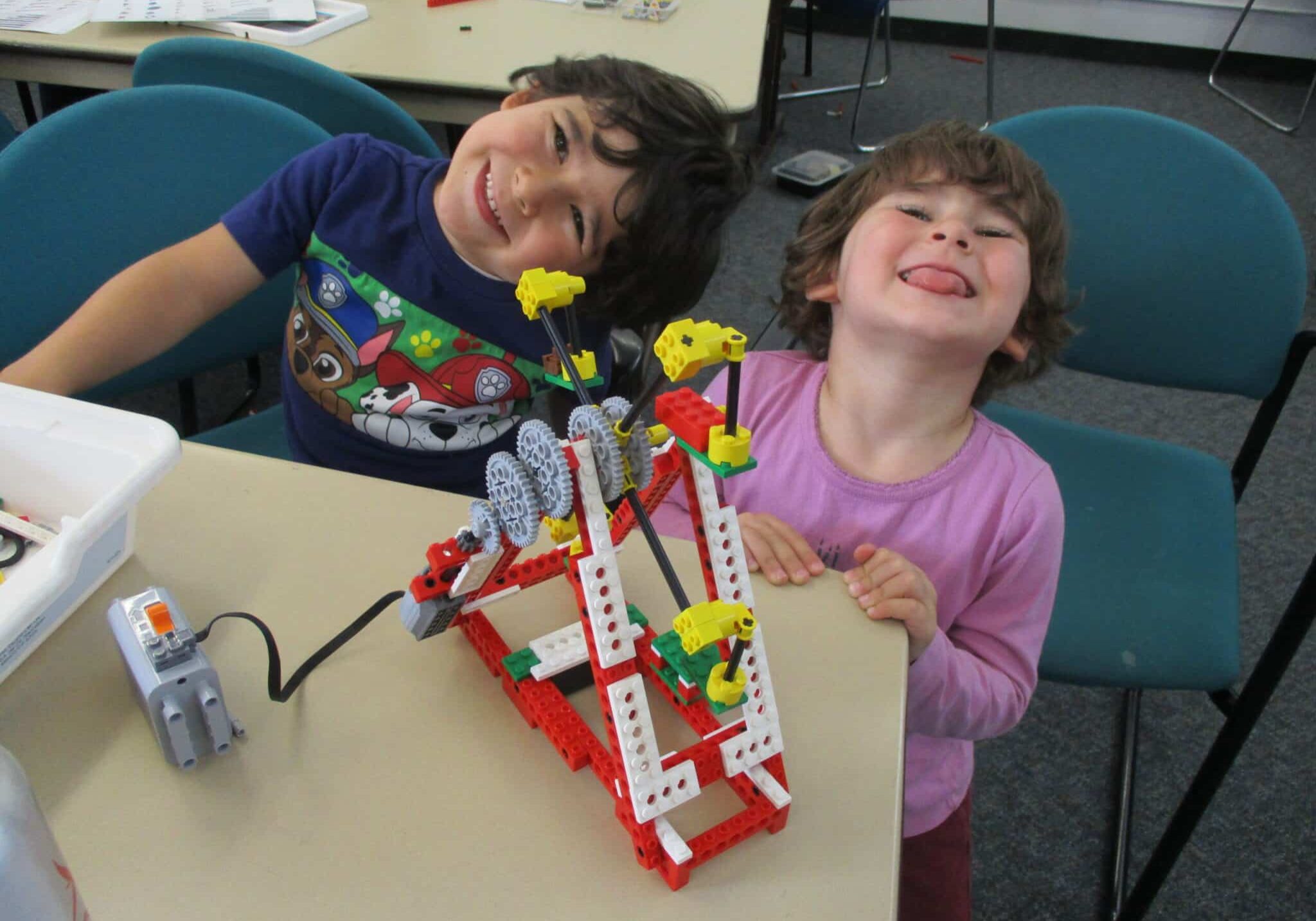 kids at brainvyne building lego robot