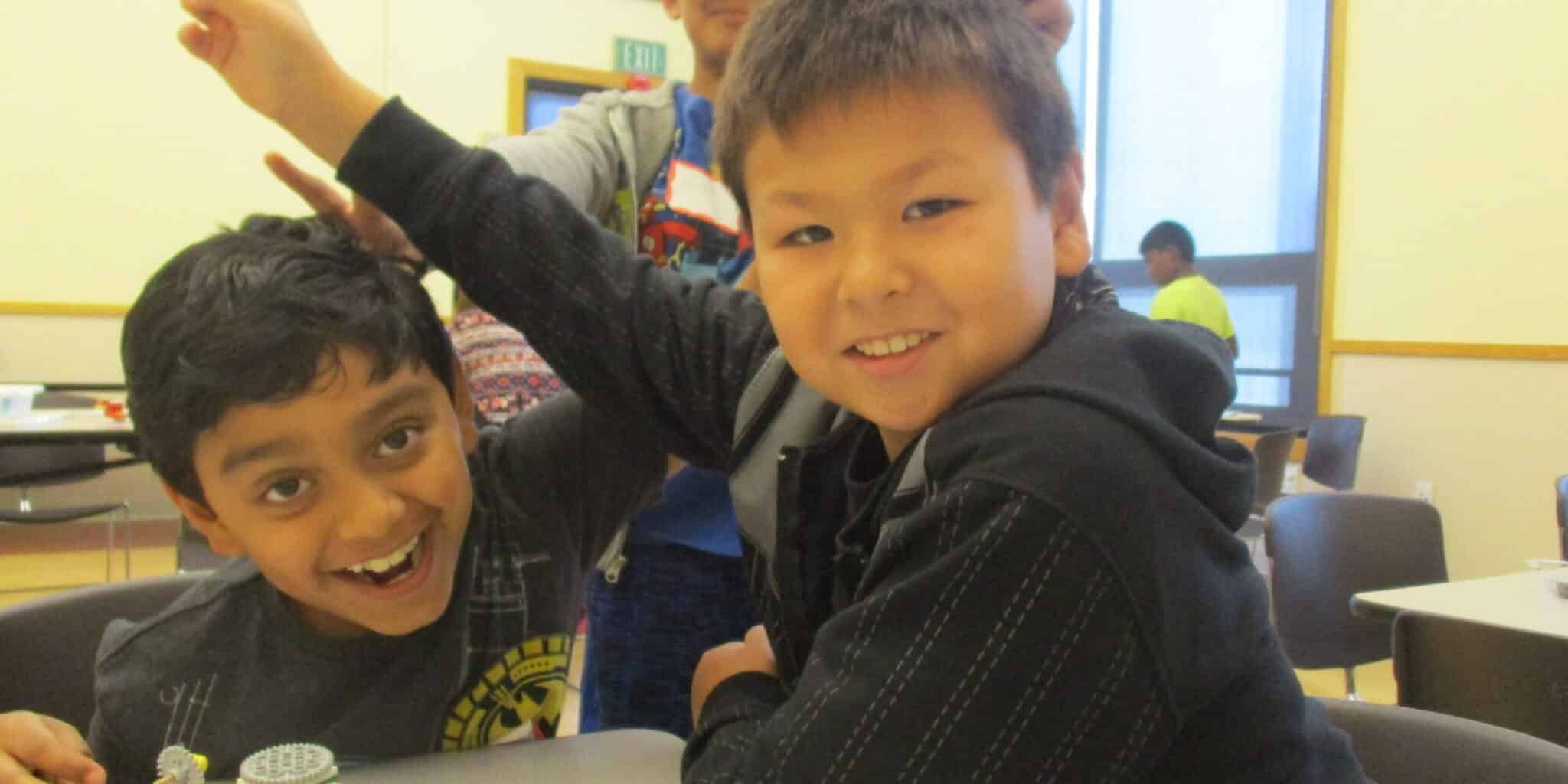 kids at brainvyne building lego robot